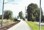 Ein ICE durchfhrt den Bahnhof Lustenau Markt am 6.9.02