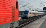 Der ICE 1208 begegnet am 03.10.11 im bahnhof BItterfeld der RB nach Halle(S).