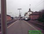 Der ICE passiert den Bahnhof Hofgeismar mit Tempo 100.