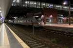 Fast Mitternachtsstimmung auf den Fernbahnsteigen in Berlin Gesundbrunnen am 22.07.2012, hier ist gerade der vorletzte Fernzug des Tages, der ICE 1602 aus Mnchen, eingetroffen.