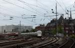 411 070-6  Prenzlau  als ICE 1722 von Berlin Sdkreuz nach Hamburg-Altona bei der Einfahrt in Hamburg Hbf; daneben eine BR 472/473 als S 21 von Hamburg-Bergedorf nach Hamburg Elbgaustrae; am