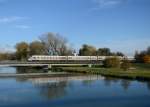 Ein ICE-T am 24.10.2013 auf der Isarbrcke bei Plattling.