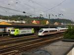 Ein ICE-T bei der Ausfahrt und die abgestellte 185 532 am 19.04.2014 im Passauer Hbf.