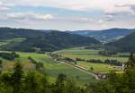 Der ICE 209 ist auf dem Weg nach Innsbruck und passiert gleich die Ortschaft Neukenroth bei Kronach (31.05.2014)