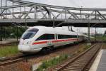 Hier 411 007-8  Pirna  und 4011 090-4  Wien  als ICE1511 von Berlin Gesundbrunnen nach München Hbf., bei der Einfahrt am 27.6.2014 in Berlin Gesundbrunnen.