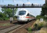 ICE 1547 Frankfurt(Main) - Dresden beim Passieren der Signalbrcke bei Coswig - 07.07.2006  