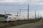 Der ICE 1642 von Leipzig Hbf nach Frankfurt (M) Flughafen Fernbf, am 19.09.2015 bei Erfurt Azmannsdorf.