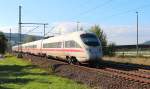 411 074-8  Hansestadt Warburg  fährt am 28.09.2015 mit dem ICE 1612 (München Hbf - Hamburg Altona) durch die Ortslage von Schöps.