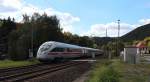 411 063-1  Ostseebad Binz  fährt am 28.09.2015 als ICE 1606 (München Hbf - Stralsund Hbf) am BÜ 155,9 durch die Ortschaft von Unterloquitz.