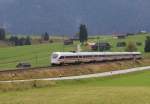 Der Fernverkehr auf der Mittenwaldbahn ist sehr überschaubar. ICE 1206 Mittenwald - Berlin Gesundbrunnen rollt die Schmalenseehöhe in Richtung Klais hinab. Triebzug 1107 der Baureihe 411 trägt den Namen Pirna. Bahnstrecke 5504 München Hbf - Mittenwald Grenze beim Landhaus Wackerl am 10.10.2015