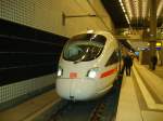 Im Gleis 1 des Berliner Hauptbahnhofs steht der ICE 1515 von Hamburg Altona nach Mnchen Hauptbahnhof bereit.
Er hat bis jetzt keineVersptung und liegt somit im Fahrplan. Berlin den 10.11.2006