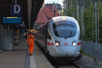 Rangier/Lokführer setzt am Abend in Stralsund den ICE Paderborn vom Bahnsteig weg.