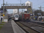 Links ist der ICE T (siebenteilig) der Deutschen Bahn, eingesetzt als ICE 29 nach Passau in Bonn  Beuel auf Gleis 1 zu sehen.