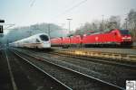 Ein ICE T (BR 411) passiert am Morgen des 25. Januar 2008 den Bahnhof Pressig-Rothenkirchen in Oberfranken. Auf Gleis vier wartet derweil ein Lokzug bestehend aus drei 146er, einer 143er und einer 203er Lok.