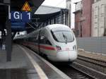 Ein ICE von Dresden nach Frankfurt Flughafen macht in Erfurt Hbf station.