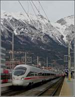 Der ICE-T 411 513-5  Hansestadt Stralsund  schleicht am 22.12.09 ohne Halt durch den Hauptbahnhof von Innsbruck.