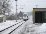 Mit ca. 25 Minuten Versptung durchfuhr der ICE 1606 nach Warnemnde, am 29.11.10, den Bahnhof Stockheim(Oberfr) Richtung Saalfeld. Er zog eine ganze schne Schneewolke hinter sich her.