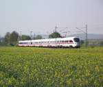 Ein 411er ist am 24. April 2011 als ICE 1613 auf der Frankenwaldbahn bei Kronach unterwegs.