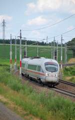 ICE 23 (411 562) am 23.06.2013 bei der Durchfahrt  durch die Ortschaft Katzbach.