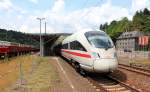 Am 11.07.2014 durchfährt 411 032-6  Wittenberge  mit dem ICE 1509 nach München Hbf den Bahnhof von Probstzella.