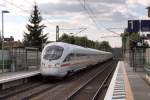 Ein ICE nach Wien raste am 11.8.12 im neuen S-Bahn-Haltepunkt Feucht Ost zwischen den Lärmschutzwänden hindurch.