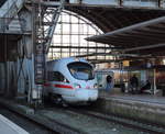 Tz 1524  Hansestadt Rostock  versteckt sich nach der Ankunft als ICE 1132(München Hbf - Bremen Hbf) in der Halle des Bremer Hauptbahnhofs.

Bremen Hbf, 29. Dezember 2016