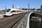 415 024-9  Hansestadt Rostock  und 411 005-2  Dresden  erreichen am 18.3.2018 als ICE1693 von Berlin Ostbahnhof nach Frankfurt(Main) Flughafen Fernbahnhof den Berliner Hauptbahnhof.