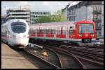 ICE T Ankommend Von Berlin-Sdkreuz Im Bahnhof Hamburg-Altona Daneben S-Bahn Hamburg Fahrend Aus Dem Tunnel Des S-Bahnhof Altona 05.07.07