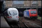 ICE T Mit ICE 1511 Von Hamburg-Altona Nach Leipzig-Hbf/Mnchen-Hbf Steht Im Bahnhof Hamburg-Hbf Nchster Stop Ist Berlin-Hbf(Tief) Daneben Fhrt Eine SBB Cargo Lok In Den Hbf 02.09.07  