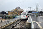 415 521-4 (Tz 1521  Homburg/Saar ) und ein unbekannt gebliebener 411 waren an diesem Sonntagnachmittag Mitte April ziemlich überfüllt und sammelten dadurch an jedem Bahnhof Verspätung an. So verzögerte sich deren Abfahrt in Halle(Saale)Hbf auf Gleis 7 um etwa 20 Minuten.

🧰 DB Fernverkehr
🚝 ICE 1092 (Linie 29) München Hbf–Berlin Hbf (tief) | ICE 92  Berolina  (Linie 91) Wien Hbf (A)–Hamburg-Altona (D) [+20]
🕓 16.4.2023 | 17:01 Uhr