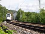 125 Jahre Gubahn - In der Nhe des Westbahnhofes von Stuttgart fand am Mittag des 12.09.2004 eine Begegnung von Generationen statt. ICE 185 Stuttgart - Zrich berholt den auf dem Gegengleis fahrenden Extrazug nach Stuttgart - Vaihingen, der mit 50 3636 der GES bespannt ist.