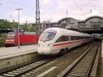 Br 415 und Br 411 stehen als ICE 1559 Wiesbaden Hbf - Dresden Hbf in Mainz Hbf.