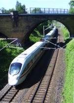 ICE 73932 aus Mnchen kommend, durchfhrt am 13.05.2009 die Brcke der S-Bahnlinie 10 in Leipzig-Gohlis.