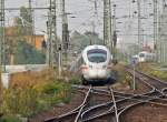 Mitten im (Masten-)Dschungel taucht, auf dem Vorfeld des Leipziger Hauptbahnhofs, ICE 1554 Dresden-Wiesbaden aus dem  Untergrund  auf.