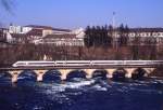 Ein 415 auf der Rheinbrcke bei Neuhausen am Rheinfall, ICE 185, 03.07.1985.