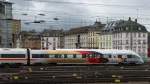 Der Jubilums ICE-T beendet seine Fahrt gleich am Frankfurter Hbf und passiert bei der Einfahrt die bankenlose Skyline sdlich des Hauptbahnhofs.