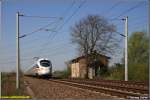 ICE 1555 zischt auf dem Weg nach Dresden am 24.04.08 an einem ehemaligen Blockwrterhaus bei Bornitz in der Nhe von Riesa vorbei.