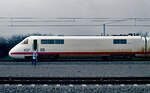 Bei einem Stopp während der Testfahrten des ICE-Experimental 410 001/002 am 09.04.1987 auf einem Teilstück der NBS östlich des Hbf. Mannheim hatten zufällig vorbeikommende Spaziergänger die Möglichkeit, den Führerstand dieses Fahzeugs zu  erklettern .