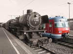 Nostalgie trifft auf Moderne... in diesem Fall die Dampflokomotive 41 096 auf die S-Bahngarnitur 420 415-2. (Essen-Steele, April 2017)