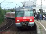 420 476 steht im S-Bahnhof Tamm (Wrtt.) Richtung Bietigheim. Der Lokfhrer hat hier schon die Zugzielanzeige 'S5 Bietigheim' rausgekurbelt. (10.07.2007