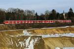 Am 20.01.2021 liegt noch etwas Schnee was zum Bahnspechten einlädt. Auch die schöne Oldie S-Bahn 420 kommt mal wieder vorbei. Spaziergang im Schnee zwischen Eglharting und Zorneding.