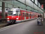 Ein 420 Vollzug fhrt in den Hauptbahnhof Stuttgart (oben) ein, um dann wieder als S6 nach Weil der Stadt wende zu machen.