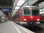 Ein 420 Vollzug steht auserplanmig und auerdem sehr selten vorkommend im Stuttgarter Hauptbahnhof zur Abfahrt nach Weil de3r Stadt bereit. (24.08.2007)