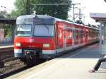 420 438-4, einer der 420er in Stuttgart, der schon auf die neuen Zugzielanzeigen umgerstet ist, fhrt im Bahnhof Ludwigsburg ein. (24.08.2007)