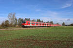 DB 420 437-4 ist als S2 unterwegs nach Altomünster und hat gerade Markt Indersdorf verlassen. (16.10.2023)