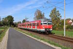 DB 420 474-9 verlässt Bachern als S2 von Altomünster nach Dachau. (16.10.2023)