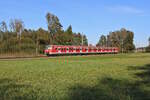 DB 420 474-9 erreicht in Kürze den Bahnhof Erdweg auf seiner Fahrt als S2 von Dachau nach Altomünster. (16.10.2023)