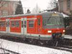 420 436, bei der das Graufeld an der Front ungewhnlich tief gezogen wurde, steht als S4 zur Schwabstrasse bei heftigen Schneefall in Marbach (Neckar) zur Abfahrt bereit. (24.3.2007)