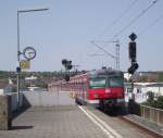 420 972-2 verlsst am 23. August 2011 als S-Bahn Richtung Leonberg den Bahnhof Stuttgart-Zuffenhausen.