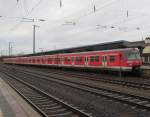 Zwei 420er stehen am 27. Dezember 2012 als S-Bahn nach Wiesbaden in Hanau Hbf.